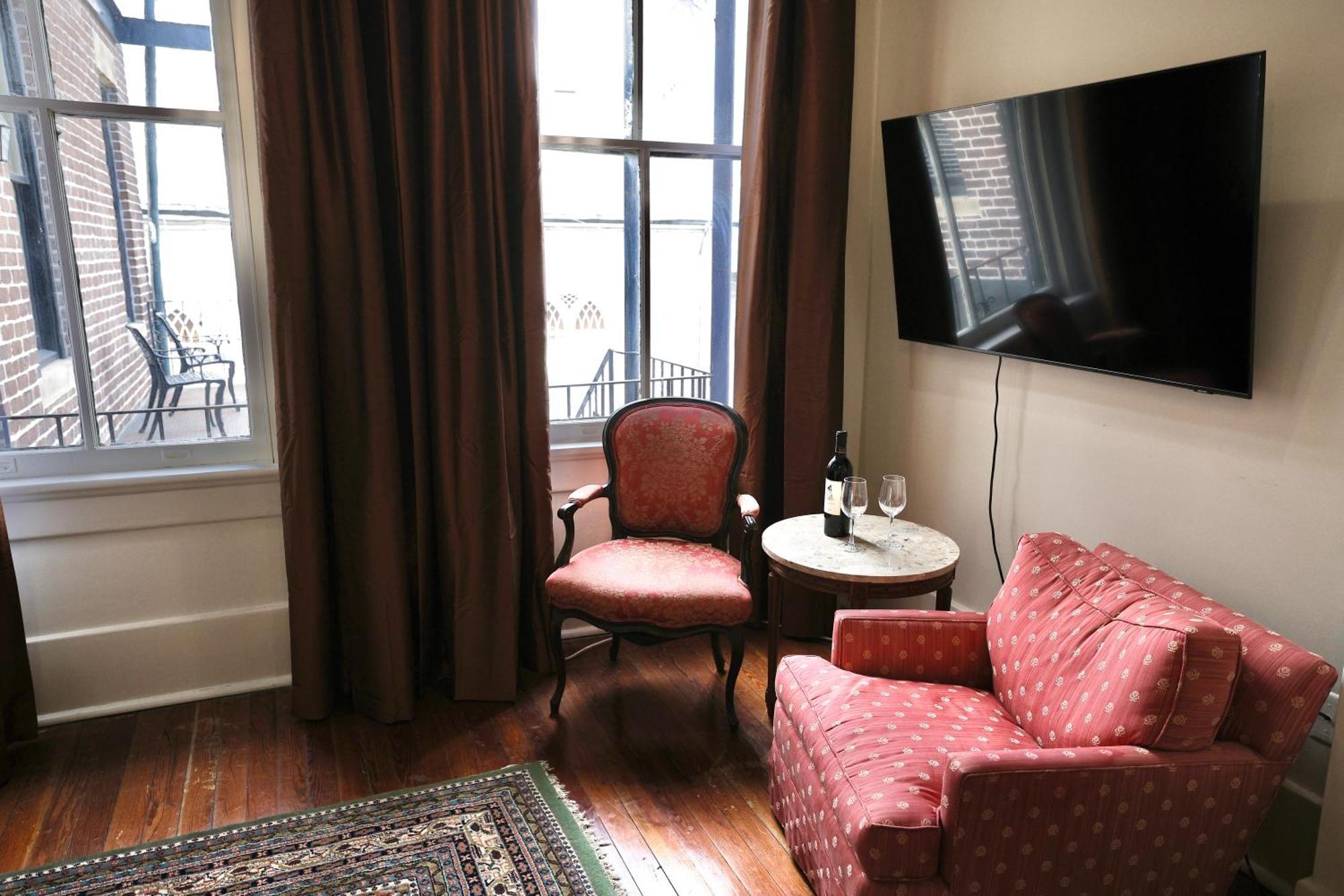 Foley House 4*