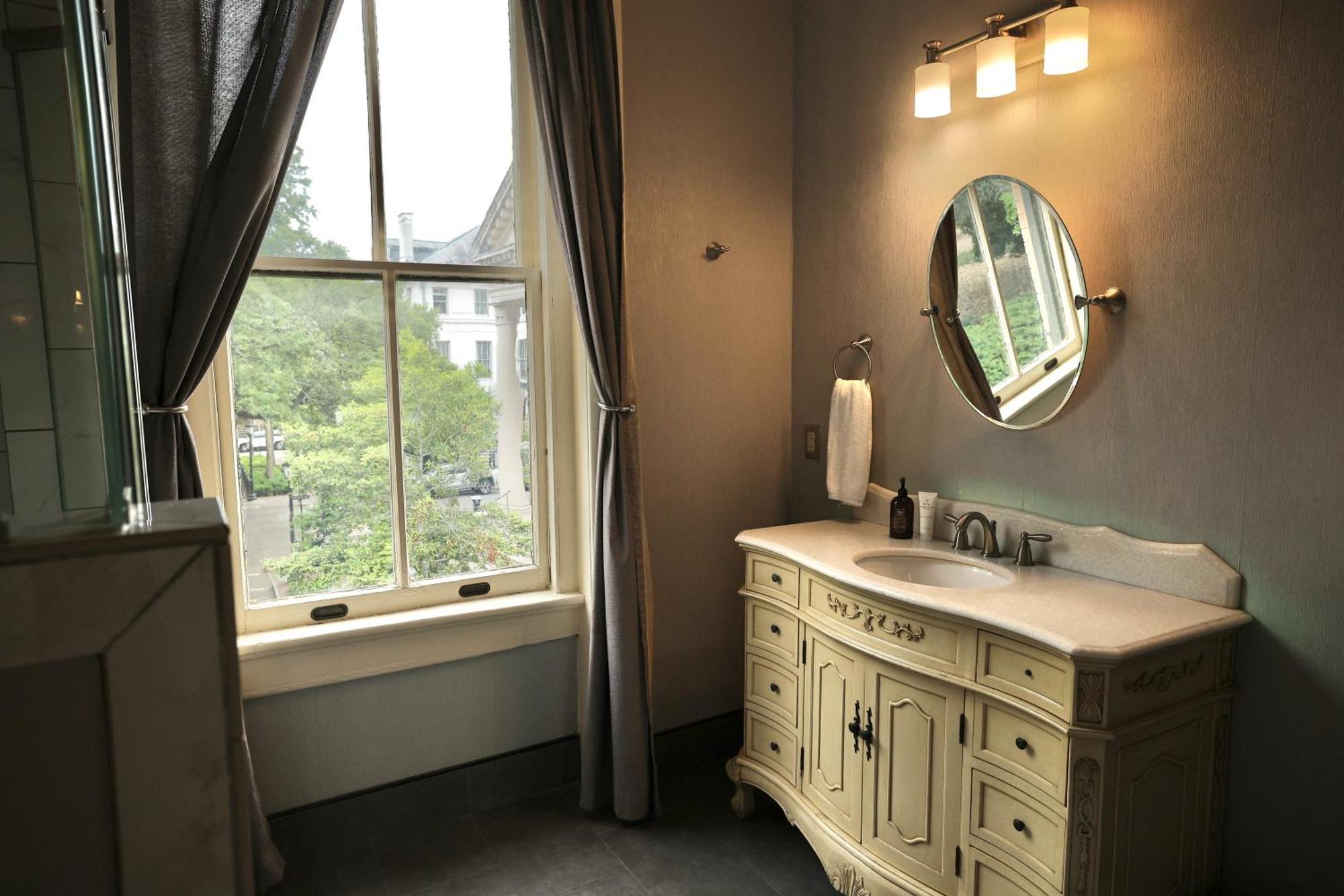 Foley House 4*